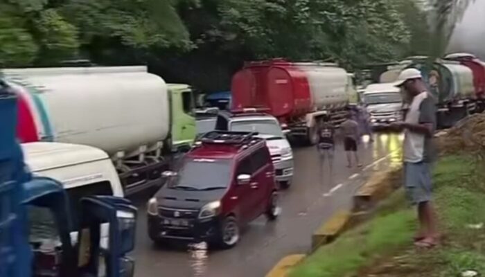 Truk Tabrakan di Sitinjau Lauik, Lintas Padang-Solok Macet