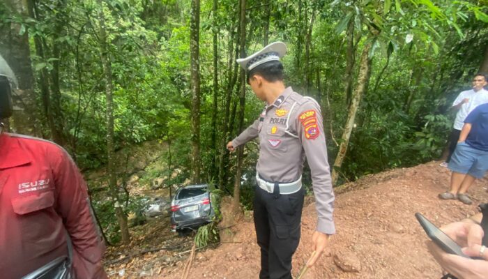 Xenia Tabrak Sigra, Terjun ke Jurang, Pengemudi Luka