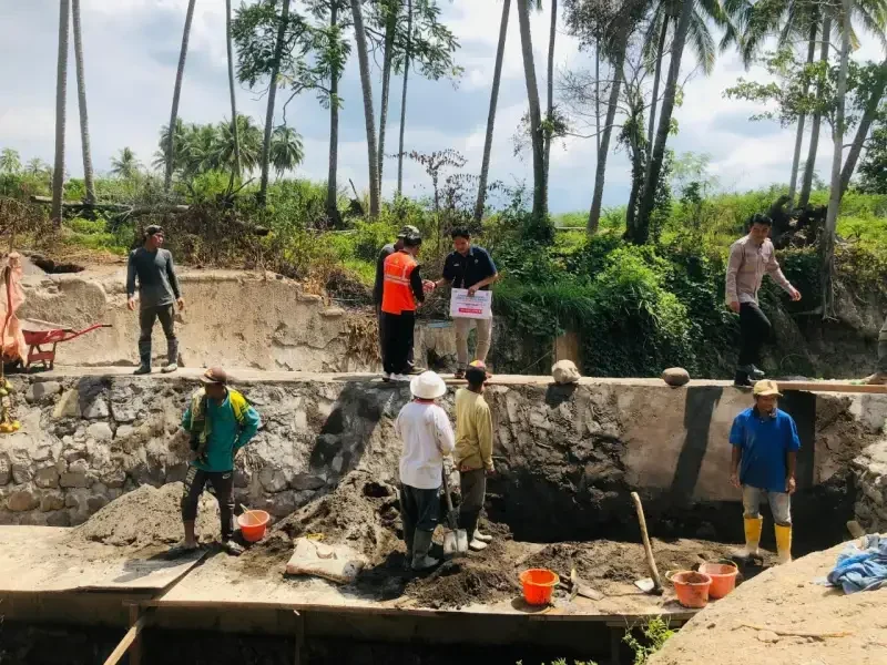 semen-padang-bantu-100-zak-semen-untuk-perbaikan-irigasi-pascabanjir-bandang-di-rambatan