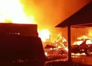 Kebakaran Hebat Hanguskan Rumah Padang, Kerugian Miliaran