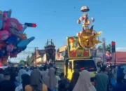 Larung Tabuik! Ribuan Warga Padati Puncak Festival Pariaman