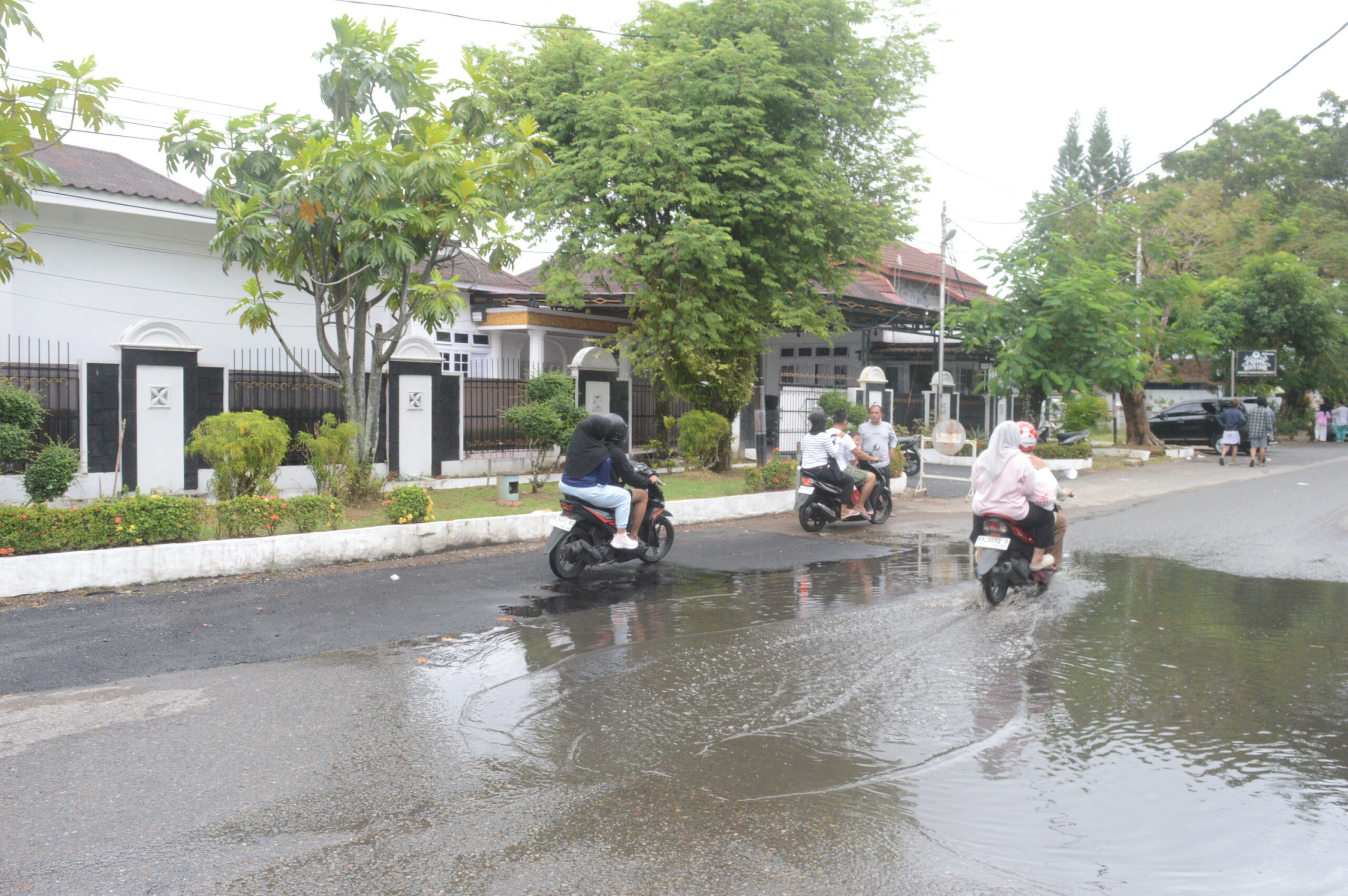 telah-lama-diusulkan-warga,-dinas-pupr-akhirnya-tambal-27-titik-jalan-berlubang-di-flamboyan-padang