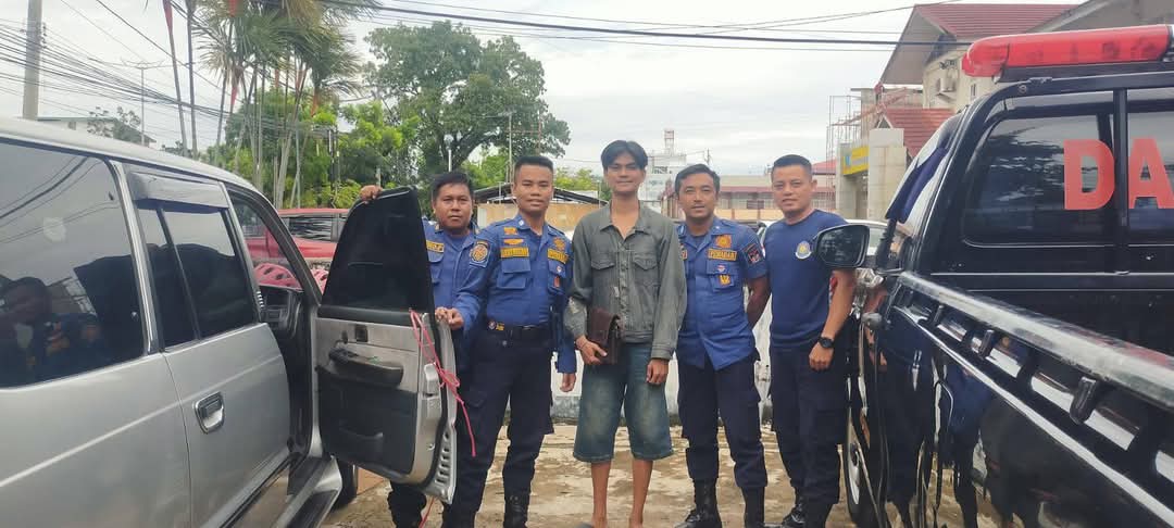 kunci-tertinggal-dalam-mobil,-petugas-damkar-padang-turun-tangan-mengatasi