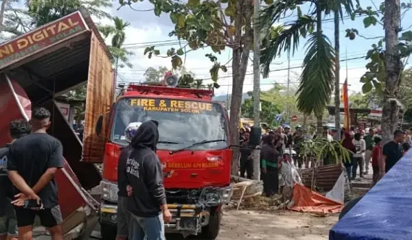 mobil-damkar-tabrakan-dengan-avanza-dan-hantam-pertamini-di-kota-solok