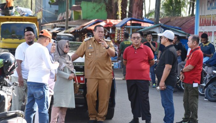 Pemko Pariaman Gotong Royong Bersihkan Pantai Gandoriah