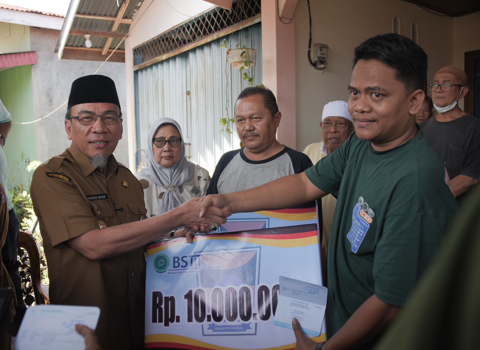 wawako-maigus-nasir-serahkan-bantuan-pada-korban-kebakaran-di-ganting-parak-gadang