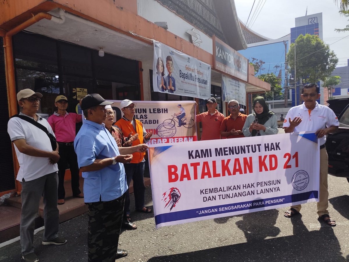 tunjangan-dipotong,-pensiunan-pt-pos-indonesia-payakumbuh-gelar-aksi