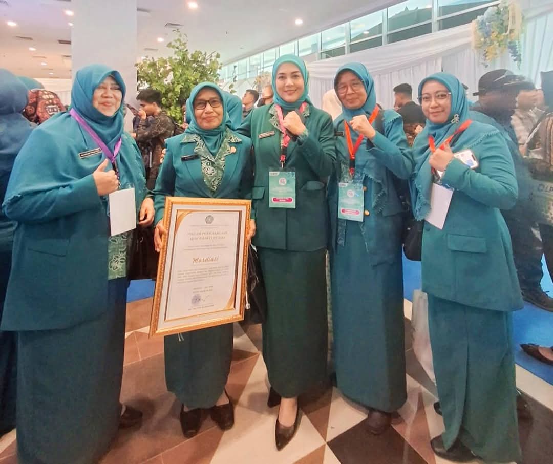 mardiati,-kader-pkk-kota-padang-raih-pin-emas-adhi-bakti-di-puncak-hkg-pkk-ke-53