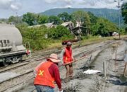 KAI Bersihkan Rel, Edukasi Warga untuk Jaga Keselamatan