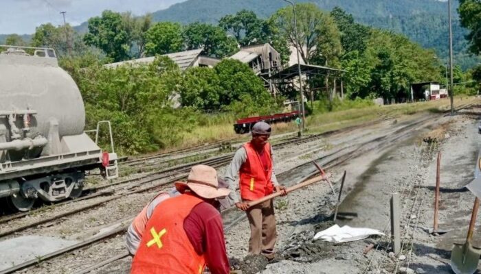 KAI Bersihkan Rel, Edukasi Warga untuk Jaga Keselamatan