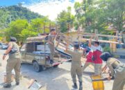 Satpol PP Tertibkan Lapak PKL di Taman Painan