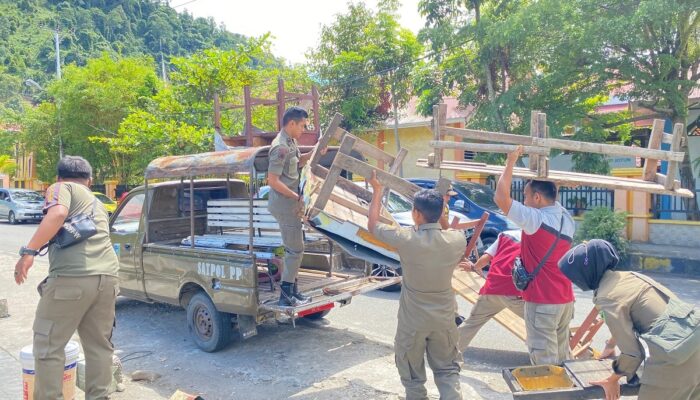 Satpol PP Tertibkan Lapak PKL di Taman Painan