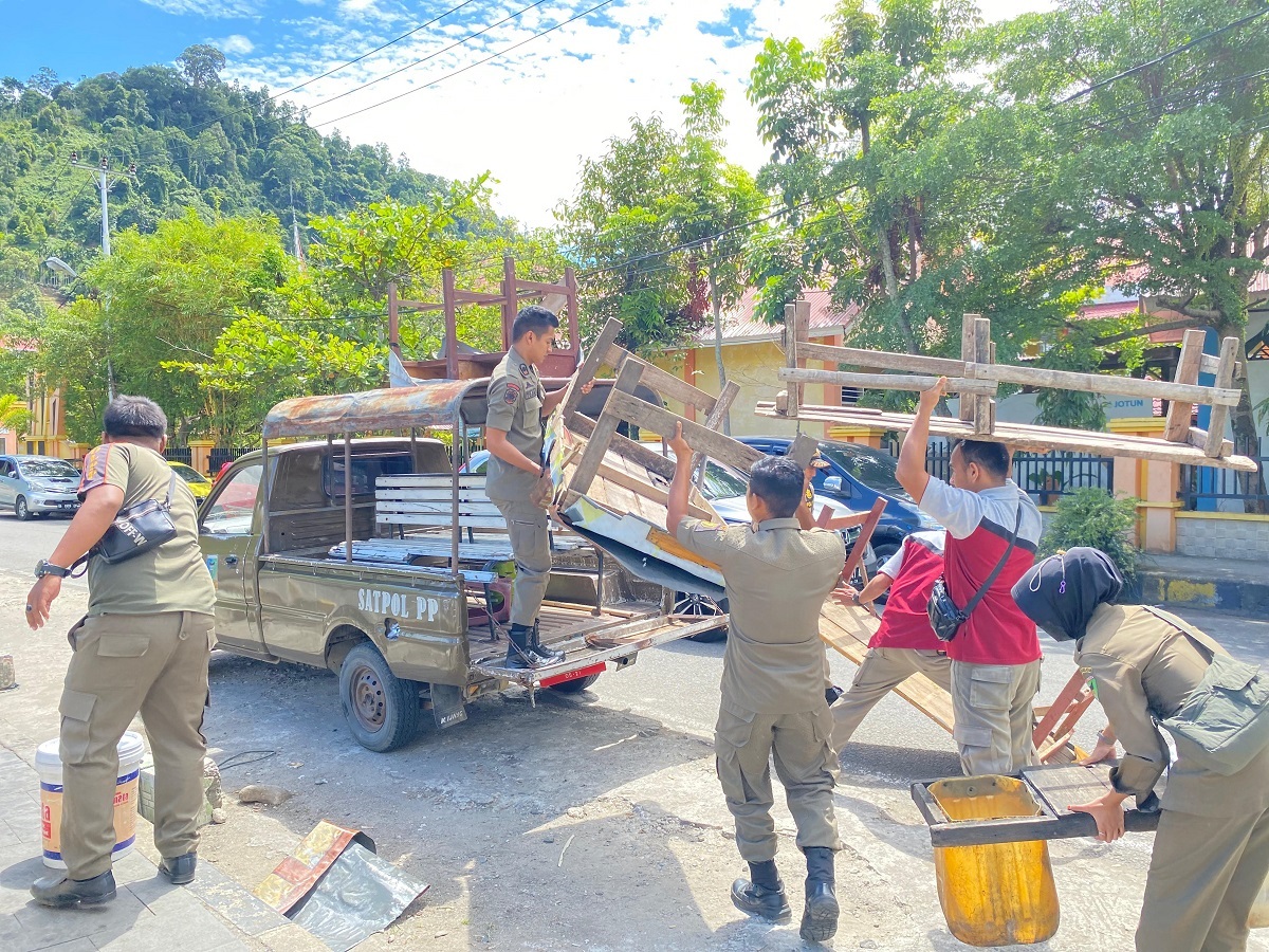 petugas-satpol-pp-dan-damkar-pesisir-selatan-tertibkan-lapak-pkl-di-taman-spora-painan