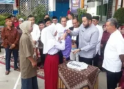Walikota Bagikan Seragam Gratis, Siswa Padang Bisa Ajukan!