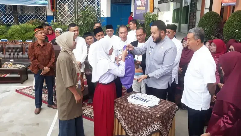 walikota-padang-bagikan-seragam-gratis-untuk-ribuan-siswa,-pengajuan-masih-dibuka-hingga-31-juli-2025