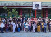 Padang Bagikan Seragam Gratis, Orang Tua Sambut Gembira