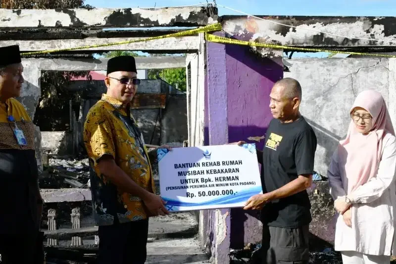rumah-pensiunan-terbakar,-perumda-am-padang-salurkan-bantuan-rp50-juta