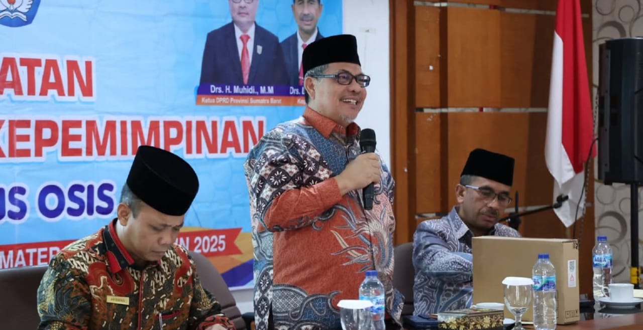 narasumber-bimtek-penguatan-ldk-osis,-ketua-dprd-sumbar-motivasi-siswa-smk
