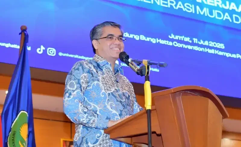 kuliah-umum-menaker-yassierli-di-universitas-bung-hatta,-hadapi-era-digital,-serukan-kolaborasi-antara-dunia-akademis,-industri,-dan-pemerintah