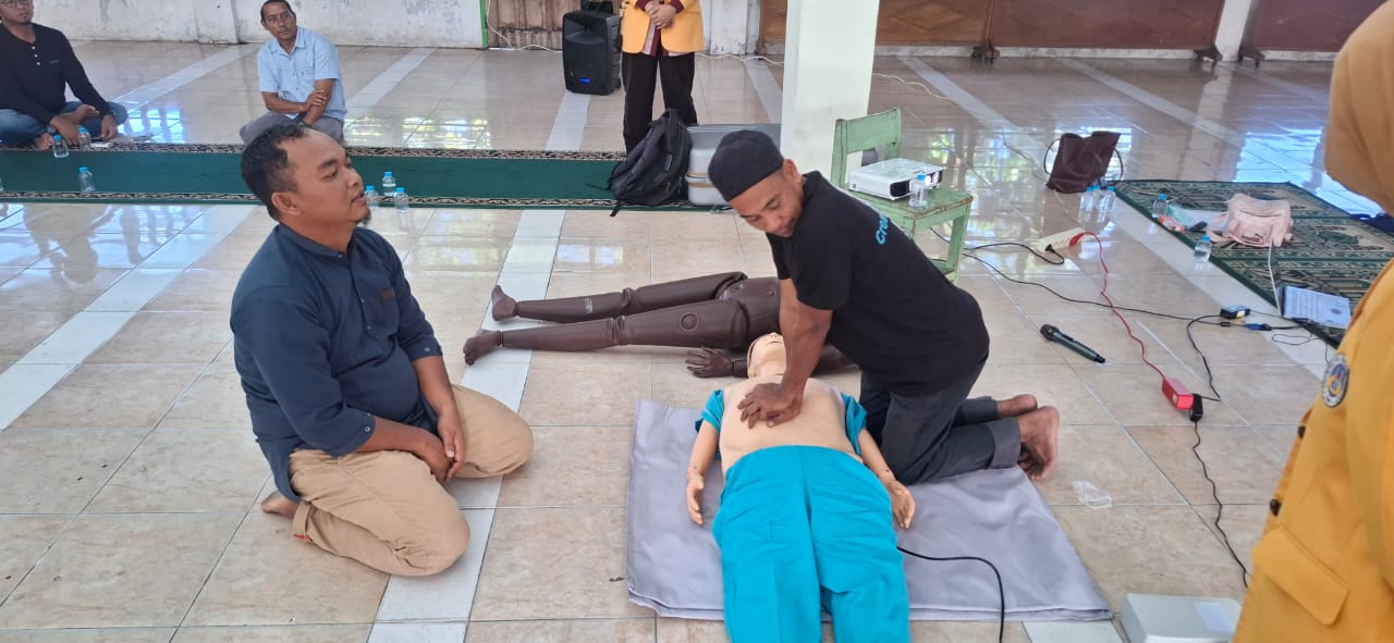 bangun-kesiapsiagaan-di-objek-wisata-bungus,-pkm-unp-gelar-pelatihan-bantuan-hidup-dasar