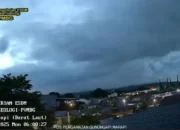 Gunung Marapi Erupsi Dini Hari, Warga Waspada!