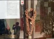 Warga Bukittinggi Gembok SMAN 5, Protes Siswa Tak Lolos