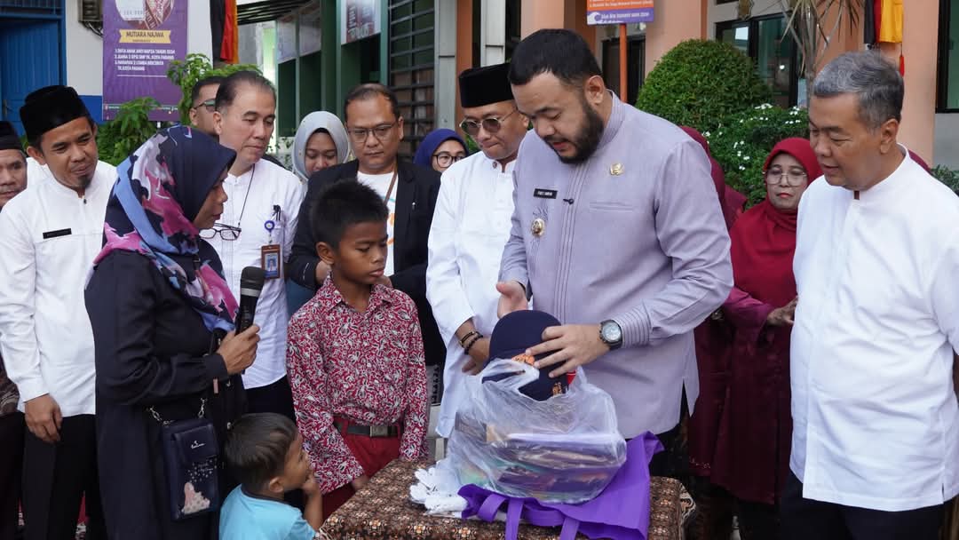 kemenag-apresiasi-progul-padang-juara,-pelajar-madrasah-ikut-terima-lks-dan-seragam-sekolah-gratis