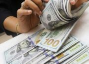 Rupiah Fluktuatif, BI Pangkas Suku Bunga, Lalu Menguat