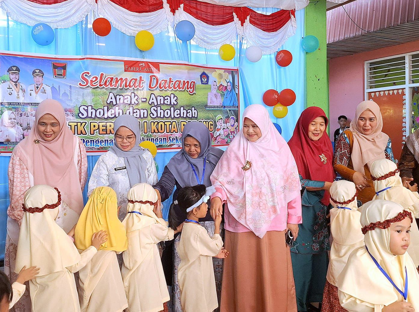 sri-hayati-maigus-nasir-tinjau-mpls-di-tk-pertiwi-i-padang