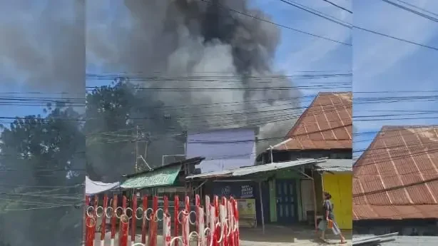 rumah-dan-toko-di-lubeg-terbakar,-kerugian-capai-rp500-juta