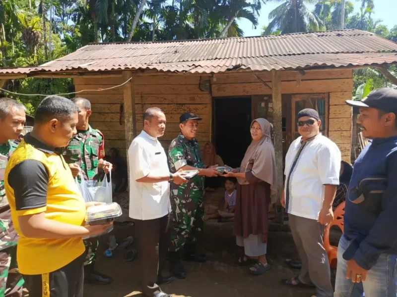 kodim-0308/-pariaman-bagikan-makanan-siap-saji-ke-sejumlah-warga-sungai-geringging