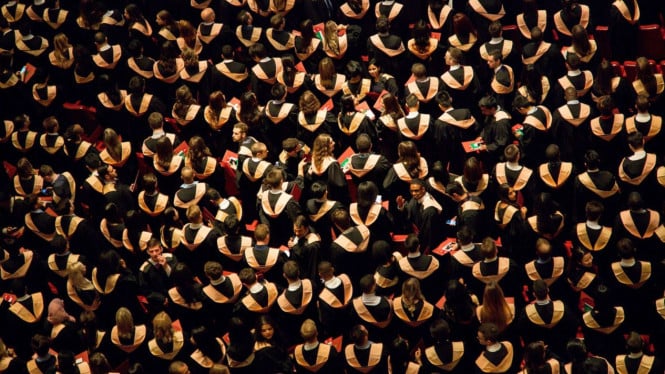 terancam-disaingi-ai,-lulusan-19-jurusan-kuliah-ini-punya-risiko-menganggur-tertinggi-di-2025