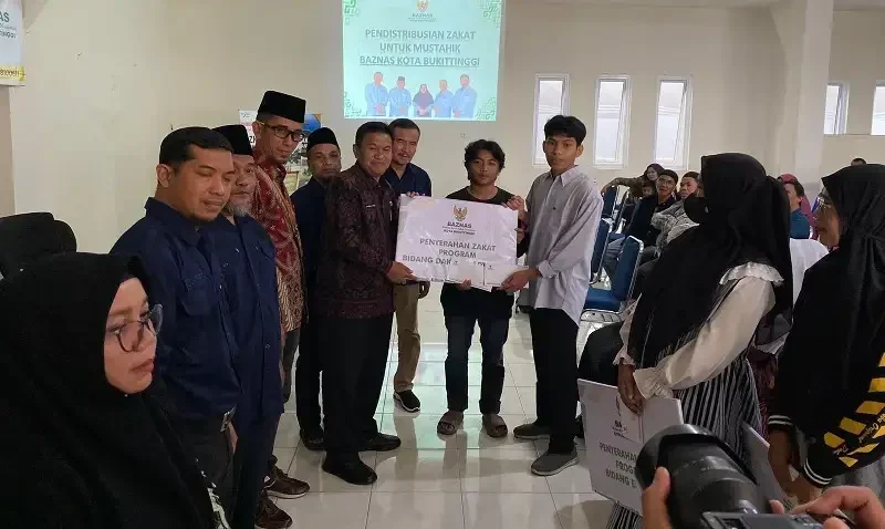 bersama-pemerintah,-baznas-bukittinggi-distribusikan-rp107-juta-zakat-ke-mustahik