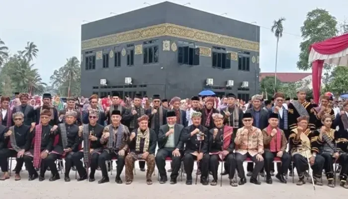 Gubernur Mahyeldi Tekankan Penguatan Adat Minang Saat Batagak Pangulu Panampuang