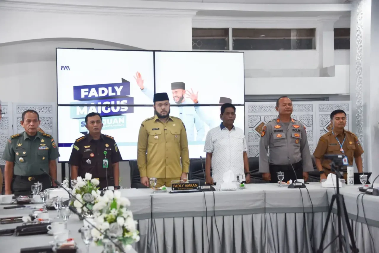 Wali Kota Padang Fadly Amran bersama unsur Forum Koordinasi Pimpinan Daerah (Forkopimda) Kota Padang menghadiri secara virtual peluncuran Kelembagaan Koperasi Desa/Kelurahan Merah Putih oleh Presiden Republik Indonesia Prabowo Subianto, Senin (21/7/2025).
