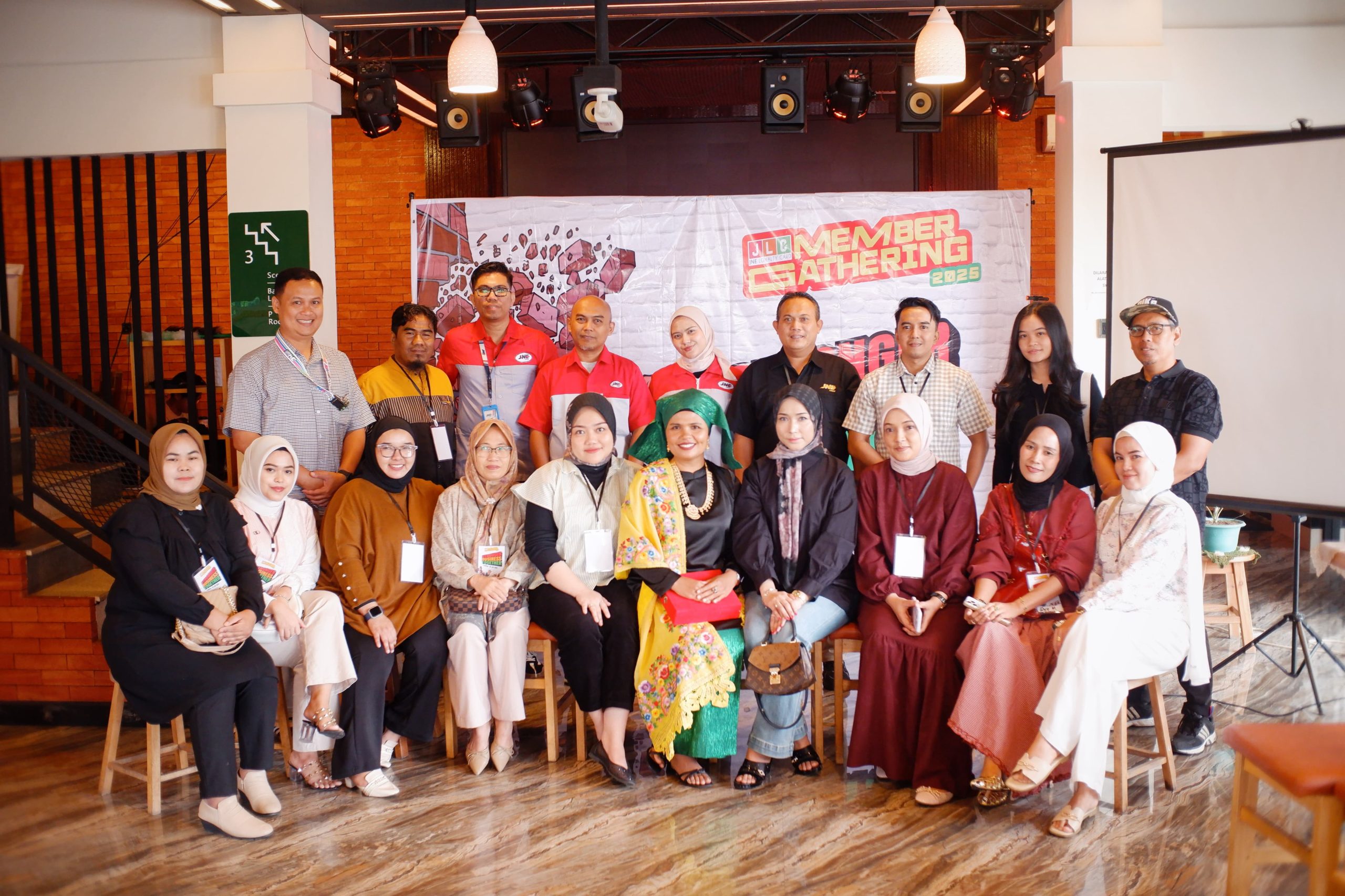 jlc-member-gathering-2025-di-padang,-upaya-jne-perkuat-koneksi-dengan-pelaku-usaha