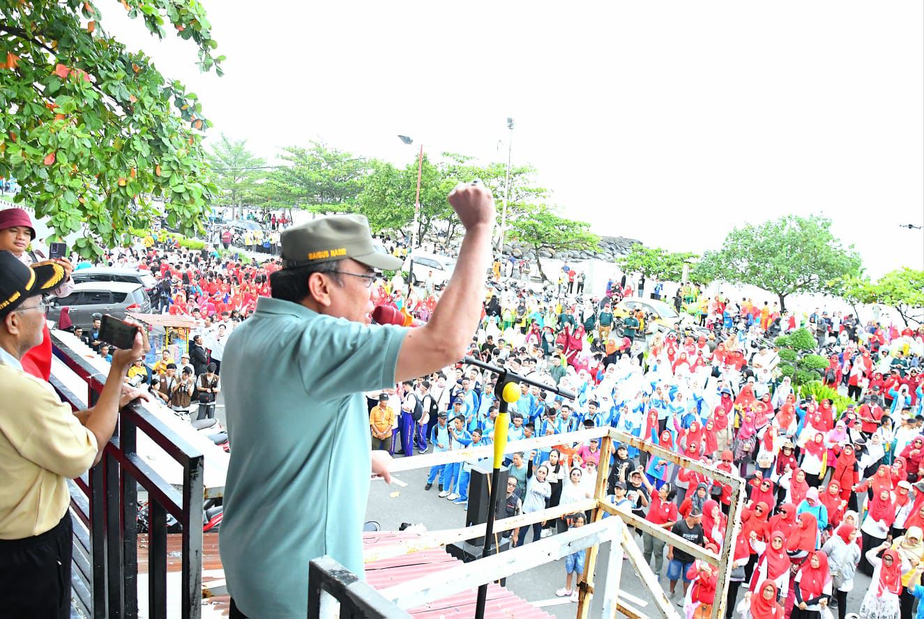 aksi-massal-bersihkan-pantai,-wawako-maigus-nasir:-bukti-kota-padang-milik-kita-bersama