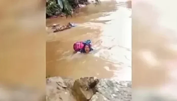 Bidan Terjang Sungai Pasaman, Obati Pasien TBC di Daerah Terpencil