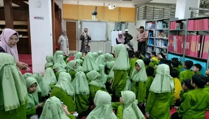 Murid SD Pertiwi 2 Padang Kreatif Bikin Gantungan HP Akrilik