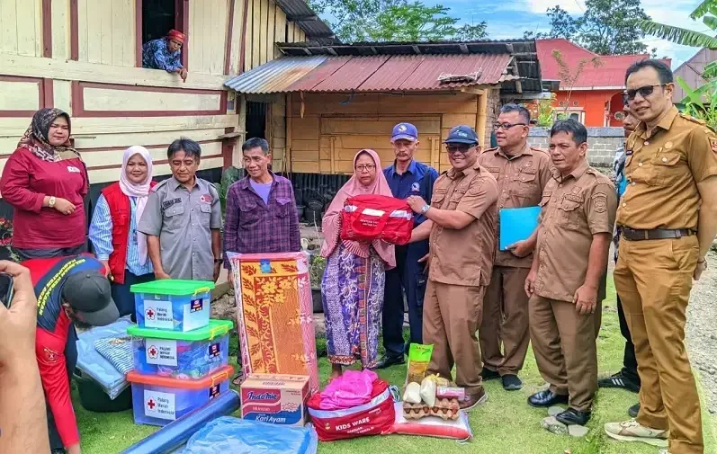 dinsos-agam-serahkan-bantuan-untuk-korban-kebakaran-di-batu-balantai-canduang