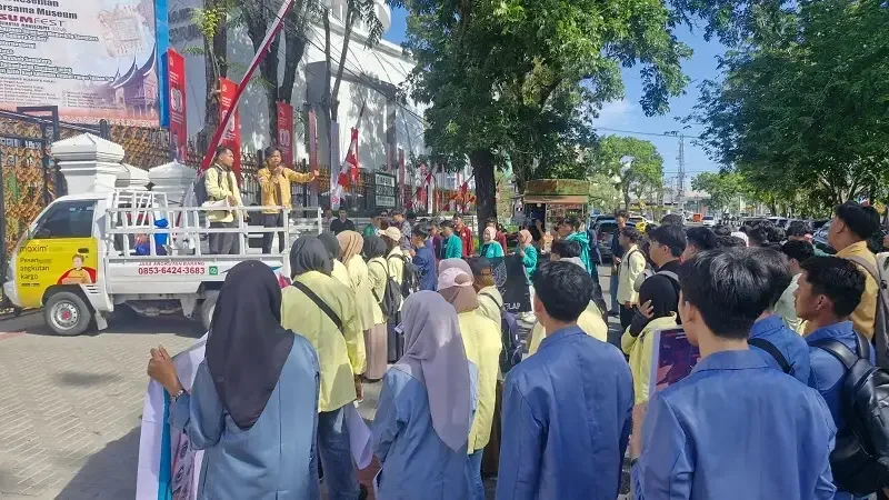 bem-sb-berunjuk-rasa-di-dprd-sumbar-sampaikan-12-tuntutan