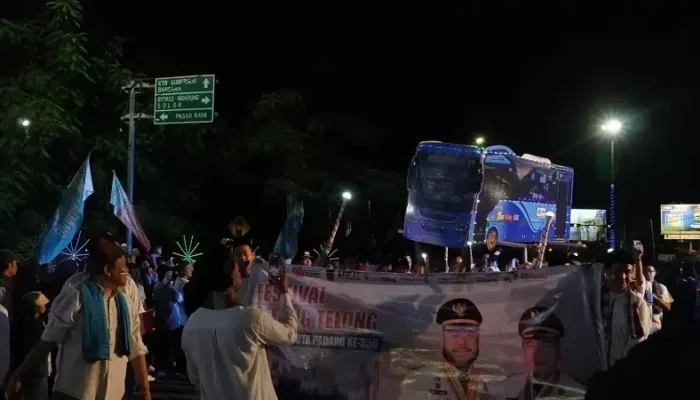 Pawai Telong-Telong Meriahkan HUT Padang, Ribuan Warga Padati Jalan