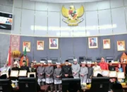 Pemko Padang Apresiasi 12 Tokoh Inspiratif dengan Pin Emas di HJK