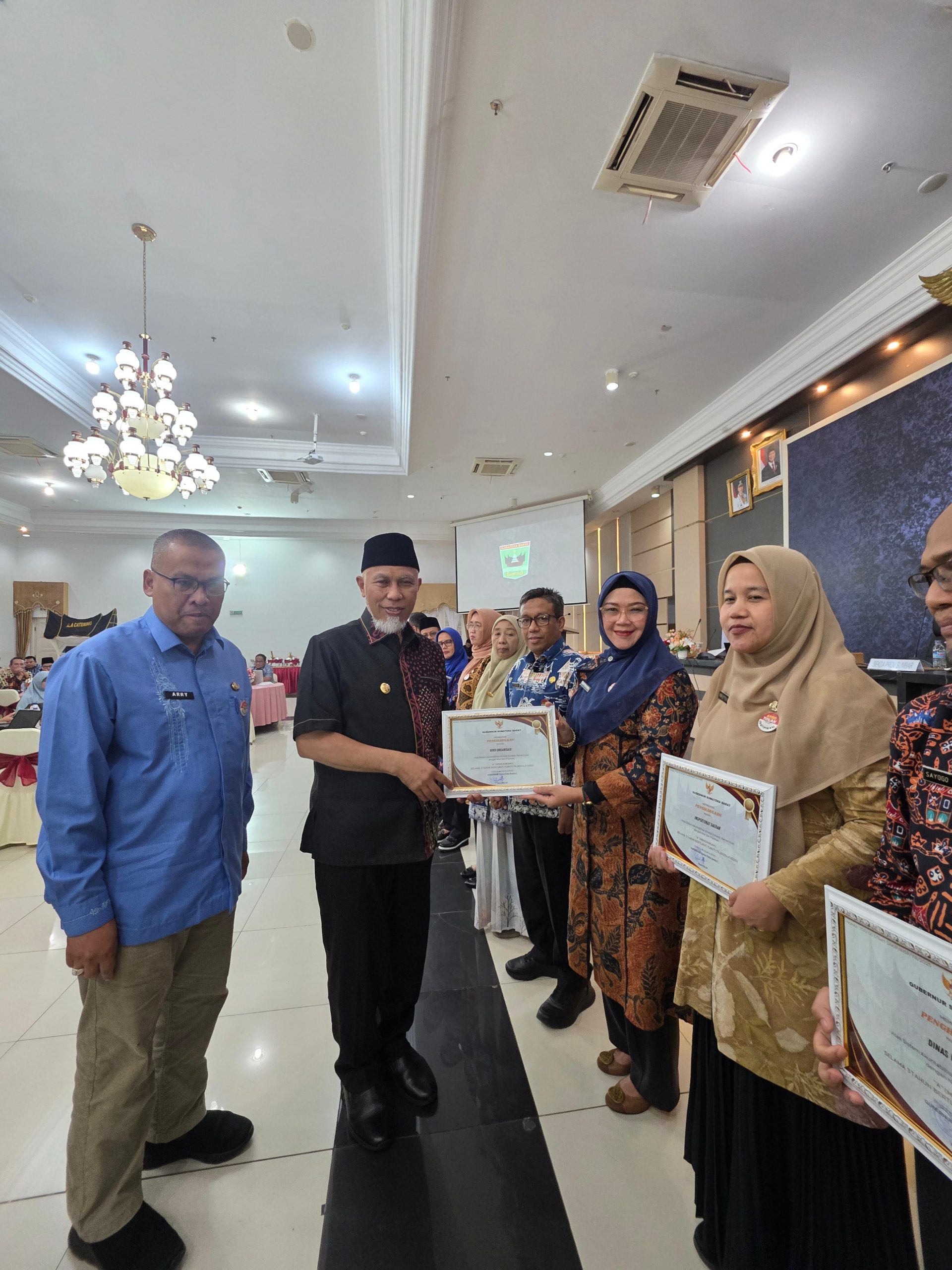 gubernur-mahyeldi-serahkan-2-penghargaan-sakip-pada-kepala-biro-organisasi