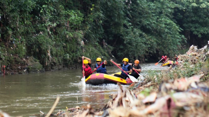 strategi-pgn-lestarikan-lingkungan-sambil-bina-pelajar-tekuni-rafting