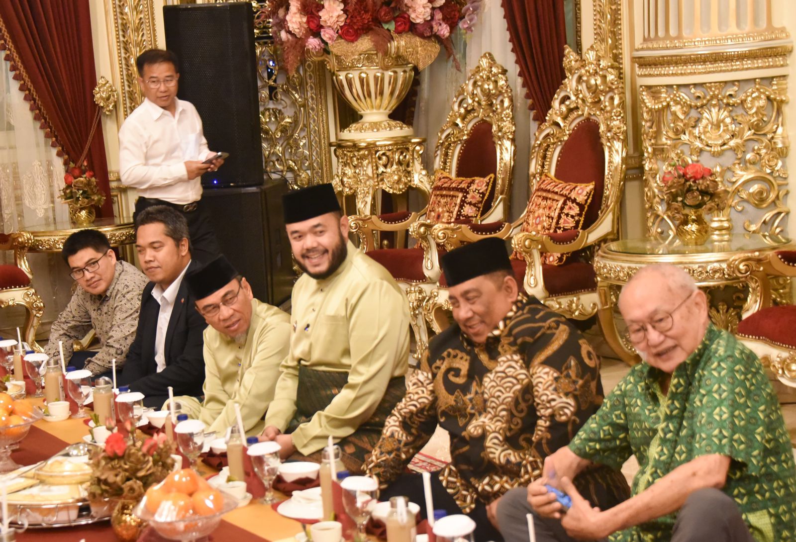 sambut-tamu-hjk-padang-ke-356,-pemko-gelar-makan-bajamba-di-rumah-gadang-baiturrahmah