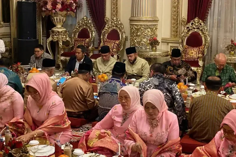 hangatnya-makan-bajamba-di-rumah-gadang-padang,-delegasi-dunia-melayu-islam-terpikat