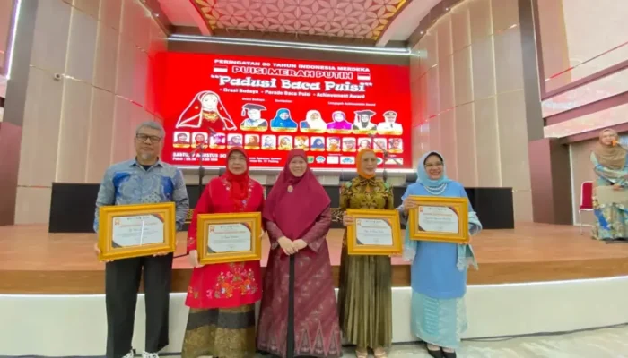 Empat Tokoh Perempuan Sumbar Terima Limpapeh Achievement Award