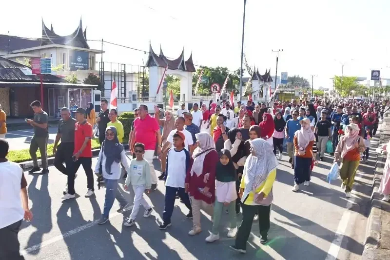 ribuan-warga-meriahkan-jalan-sehat-hut-ke-80-ri-di-pariaman