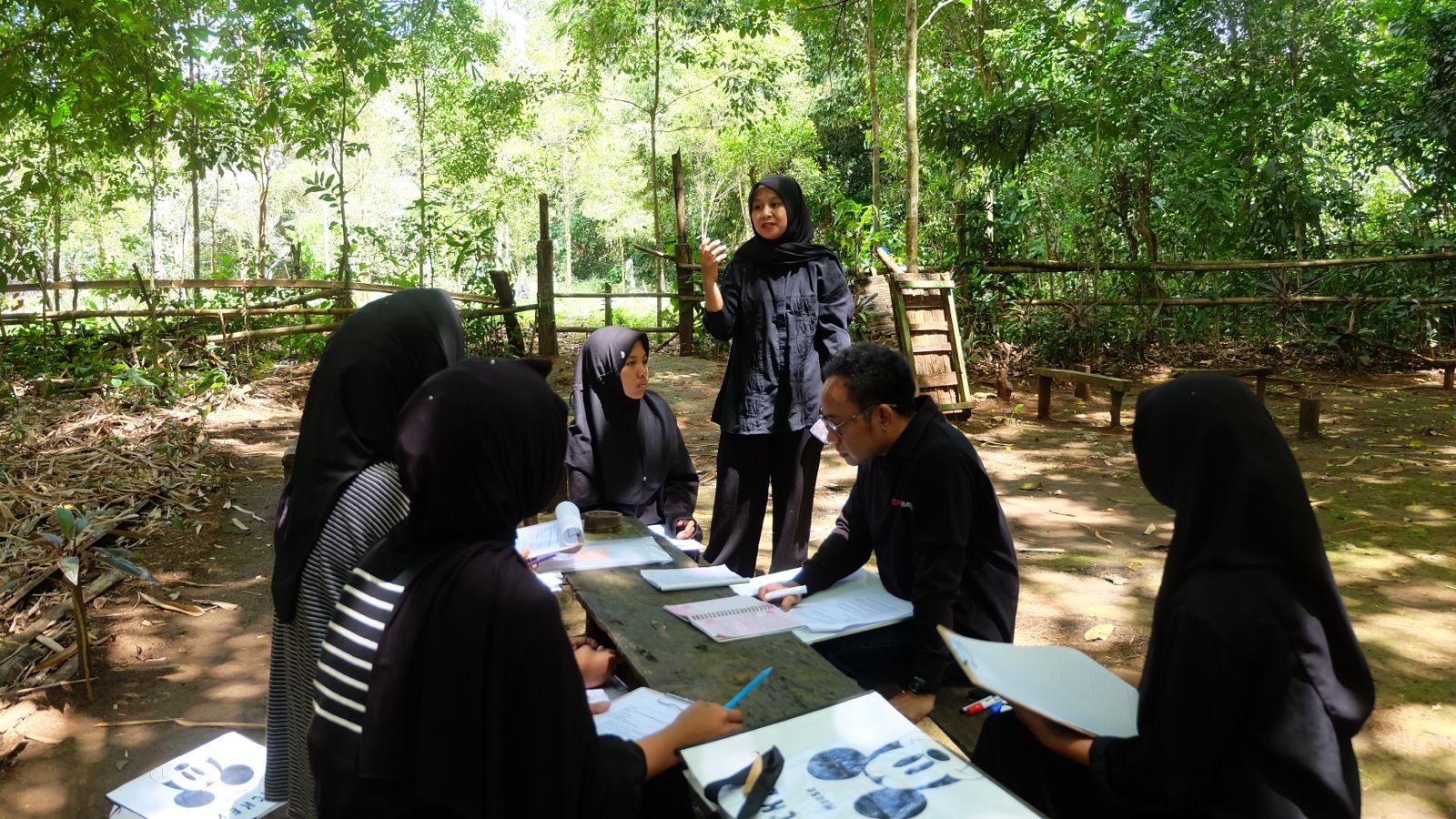 hibah-pulitzer-center,-dosen-prodi-ilmu-komunikasi-unp-jalankan-pengabdian-di-sulawesi-selatan